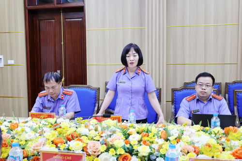 Đồng chí Phạm Thị Thùy Linh - Phó Viện Trưởng, Trưởng đoàn Kiểm sát trực tiếp về công tác tiếp nhận, phân loại, giải quyết nguồn tin về tội phạm phát biểu tại hội nghị