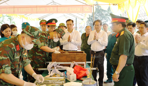 Thường trực Đảng ủy xã trực tiếp tham gia lấy mẫu ADN hài cốt Liệt sĩ