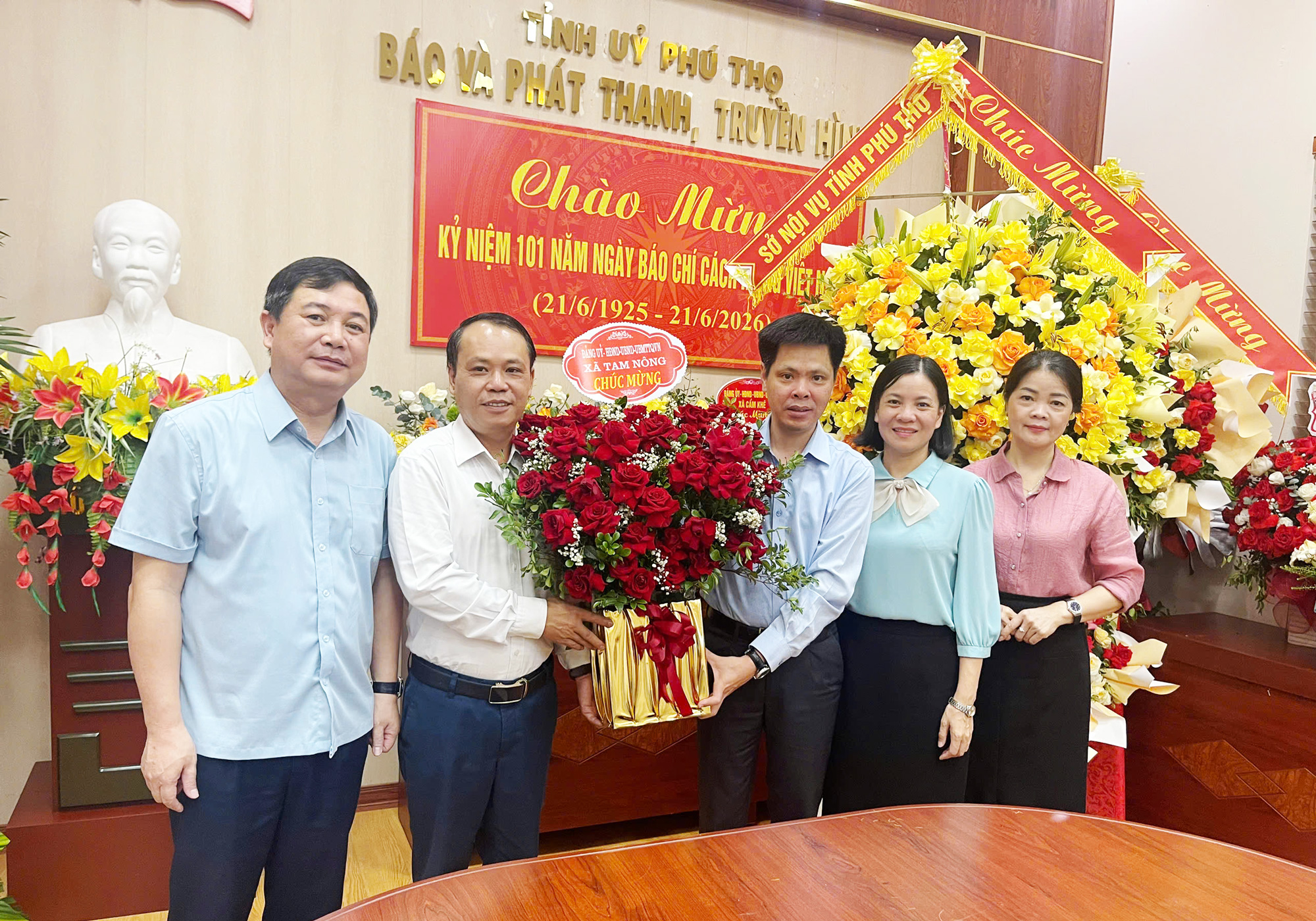 Lãnh đạo xã Tam Nông chúc mừng Báo và Phát thanh, Truyền hình Phú Thọ nhân Ngày Báo chí Cách mạng Việt Nam 21/6.