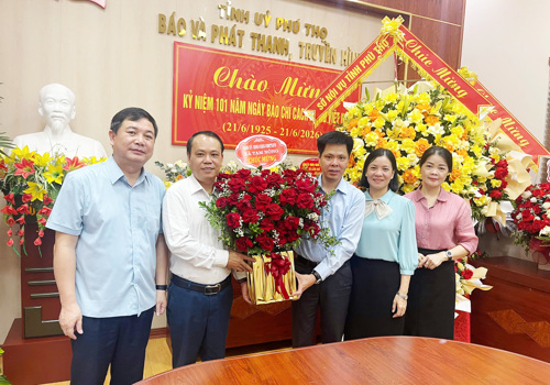 Đồng chí Nguyễn Tuấn Ngọc - Phó Bí thư Thường trực Đảng ủy xã Tam Nông tặng hoa chúc mừng Báo và PTTH Phú Thọ