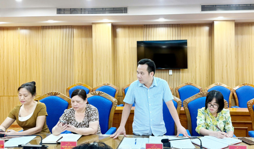 Đồng chí Đặng Quang Hưng - ĐUV, Giám đốc Trung tâm Chính trị xã Tam Nông phát biểu tại hội nghị