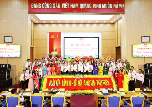 Các đại biểu chụp ảnh lưu niệm