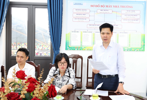 Đồng chí Nguyễn Tuấn Ngọc - Phó Bí thư Thường trực Đảng ủy, Trưởng đoàn quán triệt các nội dung làm việc tại Trường Mầm non Hương Nộn.
