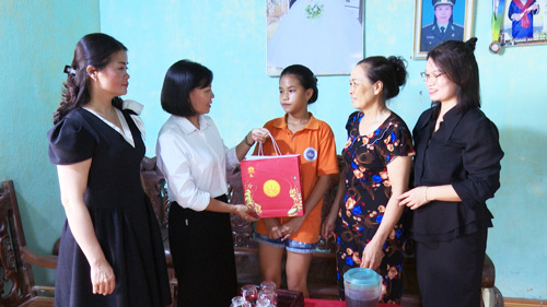 Đồng chí Cao Thị Thu Phương – UVBTV, Phó Chủ tịch UBND xã Tam Nông trao quà tại Khu 11 Dân Quyền