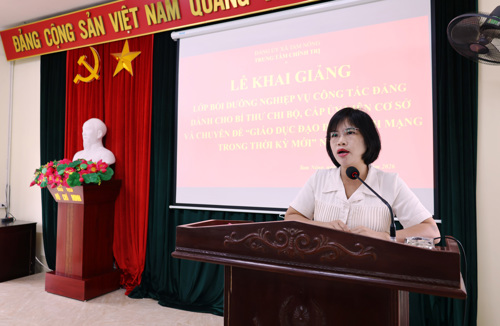 Lãnh đạo Trung tâm Chính trị xã Tam Nông phổ biến quy chế của Lớp Bồi dưỡng