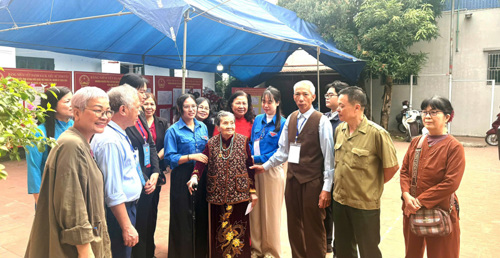 Cử tri phấn khởi tham gia đi bầu cử từ rất sớm tại Nhà văn hóa khu 7 Hưng Hóa, xã Tam Nông