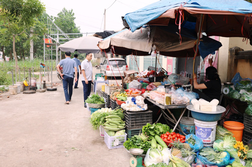 Đồng chí Nguyễn Ngọc Minh - Ủy viên BTV Đảng ủy, Phó Chủ tịch UBND xã tuyên truyền, nhắc nhở hộ kinh doanh