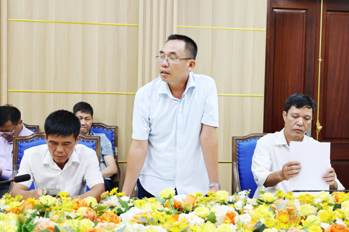 Trưởng thôn 8 phát biểu tại hội nghị