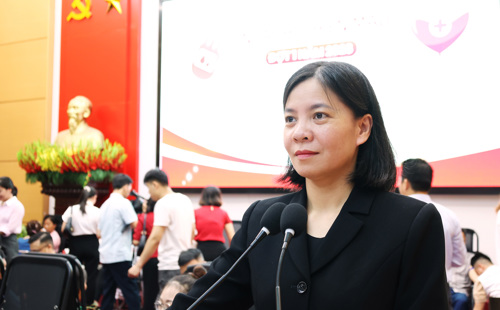 Đồng chí Cao Thị Thu Phương - UVBTV, Phó Chủ tịch UBND xã Tam Nông phát biểu tại Ngày hội hiến máu 2026