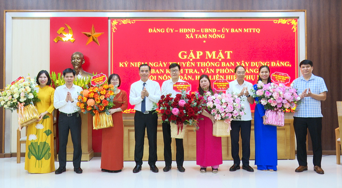 Xã Tam Nông chúc mừng ngày truyền thống các Ban Đảng và cơ quan đoàn thể chính trị xã, chúc mừng nữ cán bộ công chức, viên chức, người lao động nhân ngày 20/10.