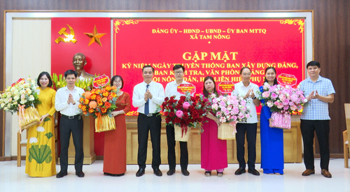 Thường trực Đảng ủy, UBMTTQ xã tặng hoa chúc mừng