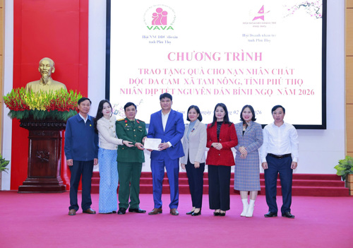 Hội Nạn nhân Dioxin và Hội Doanh nghiệp trẻ Tỉnh Phú Thọ trao quà cho các nạn nhân trên địa bàn xã Tam Nông thông qua kênh của UBMTTQ xã