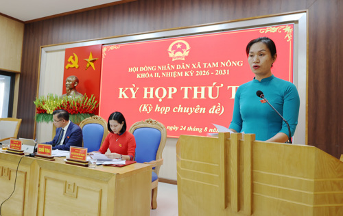 Đồng chí Nguyễn Thị Minh Thu - UVBTV, Chủ nhiệm UBKT, Trưởng Ban KTNS phát biểu tại kỳ họp