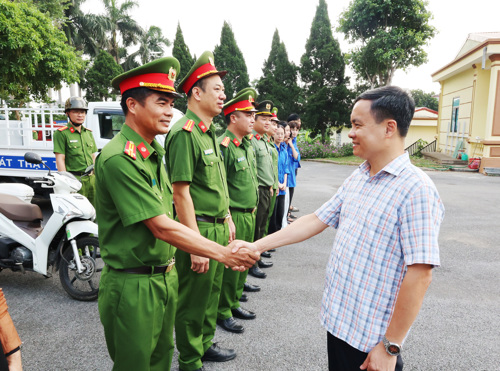 Đồng chí Nguyễn Ngọc Minh - UVBTV, Phó Chủ tịch UBND xã Tam Nông phát biểu động viên lực lượng Công an xã