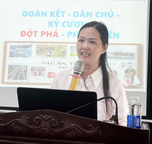 Đồng chí Đoàn Thị Hồng Việt - Giảng viên chính Khoa Nhà nước và Pháp luật, Trường Chính trị tỉnh trực tiếp truyền dạt các chuyên đề