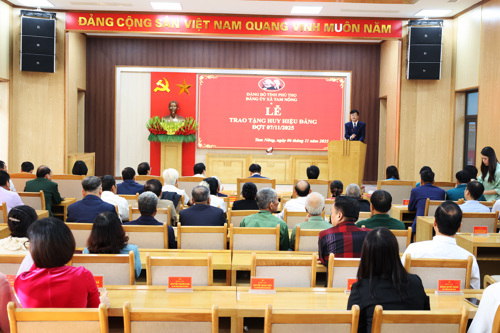 Toàn cảnh buổi Lễ trao Huy hiệu Đảng