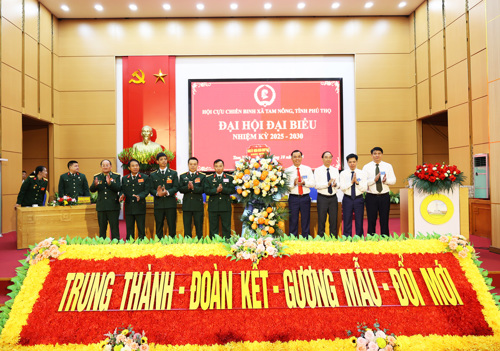 Thường trực Đảng ủy, HĐND, UBND, UBMTTQ tặng hoa chúc mừng Đại hội