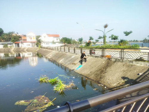 Vớt rác tại khu vực Ao cá Bác Hồ - Hồ Thiên Hương