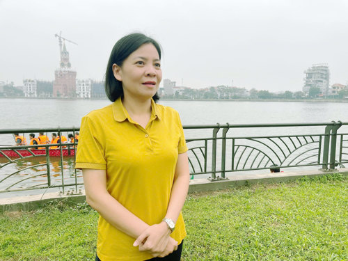 Đồng chí Cao Thị Thu Phương - Ủy viên BTV Đảng ủy, Phó Chủ tịch UBND xã Tam Nông tới thăm và động viên Đội Bơi chải tập luyện tại Hồ Công viên Văn Lang