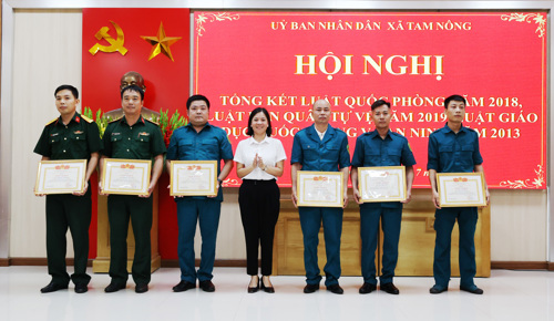 Đồng chí Cao Thị Thu Phương - UVBTV, Phó Chủ tịch UBND xã Tam Nông tặng giấy khen của UBND xã đối với các cá nhân Ban CHQS xã, thôn đội trưởng trên địa bàn.